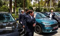 عکسی از مخبر و وزیر صنعت سوار بر ماشین جدید