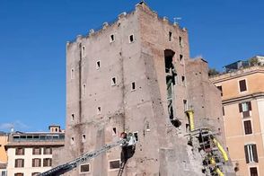 لحظه فروریختن برج تاریخی در قلب رم