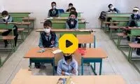 ساز زدن پسر دانش‌آموز با نیمکت مدرسه 