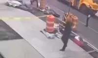 رفتار عجیب یک عابر و عبور از روی آسفالت خشک نشده!