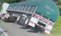 تلاش عجیب یک مرد برای جلوگیری از چپ شدن تریلی با دست خالی!