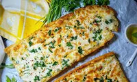 طرز تهیه نان سیر ترد و خوشمزه با نان باگت