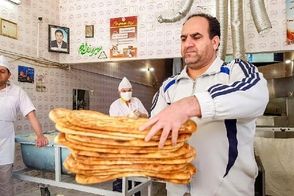 خلاقیت یک نانوای سمنانی بعد از قطع ناگهانی برق