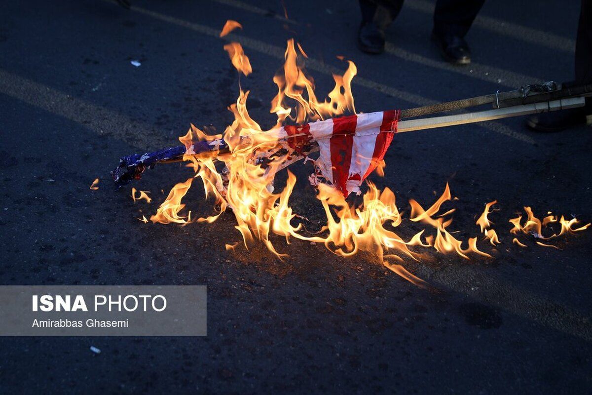   آتش زدن پرچم اسرائیل در اجتماع مردمی تهران 