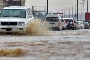 لحظات نفس‌گیر نجات 4 مرد از سیلاب عربستان