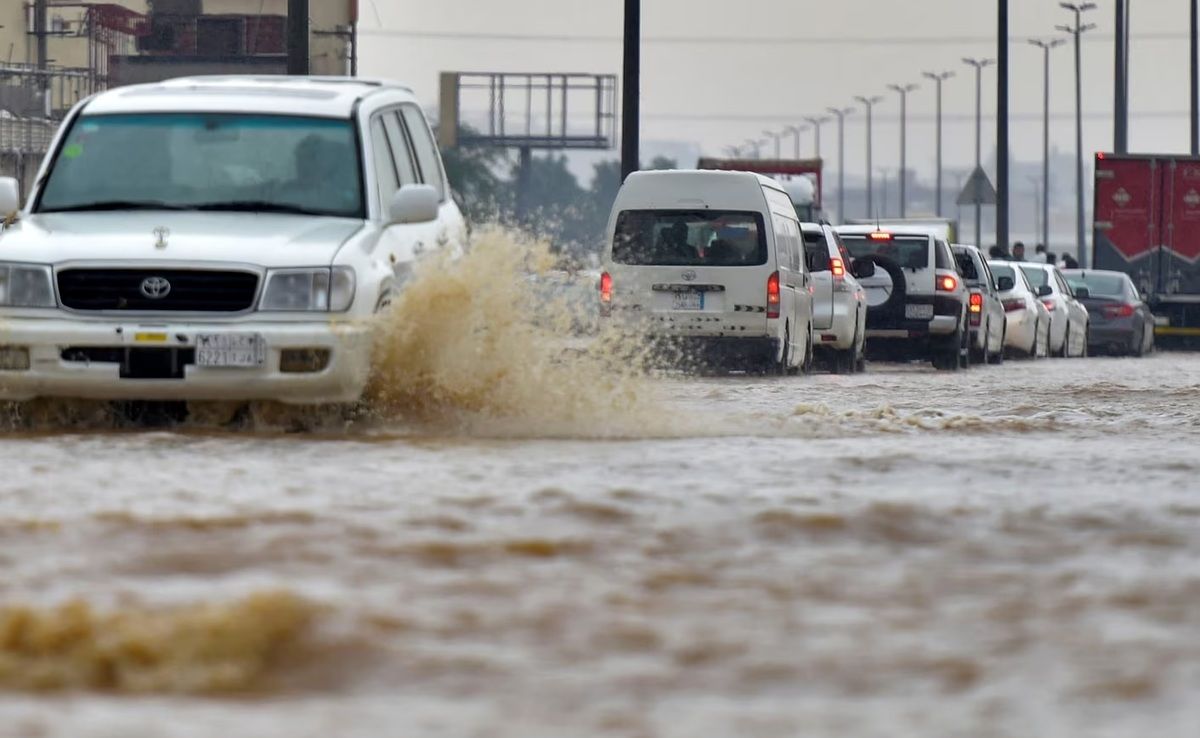 لحظات نفس‌گیر نجات 4 مرد از سیلاب عربستان
