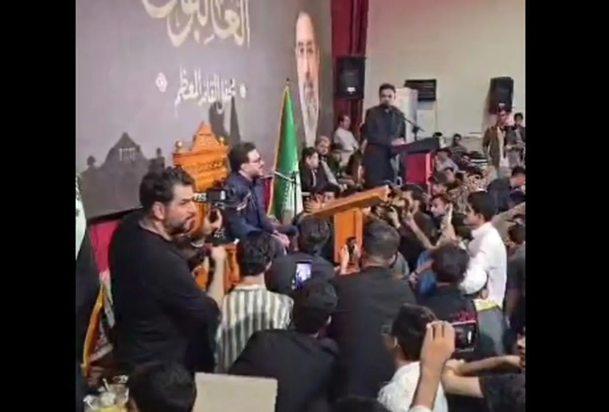 تصویر رهبر انقلاب در یک محفل قرآنی در عراق