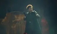 قطع کنسرت خواننده معروف به علت گرفتگی صدا