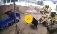 زنده به گور کردن یک مدیر با اشتباه راننده لودر!
