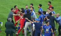 صحنه درگیری دربی ۹۰ در دقایق پایانی بازی