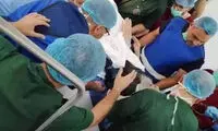 ازدحام پزشکان برای گرفتن عکس با آیت‌الله