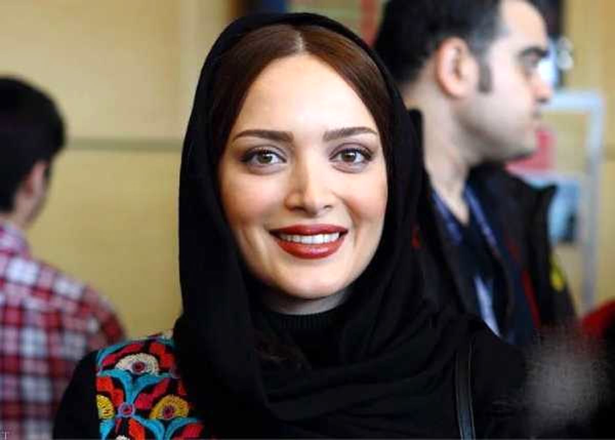   ترسیدن بهنوش طباطبایی از پیرمردِ موبایل به دست در نمایشگاه کتاب! 