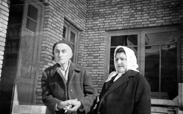 نیما یوشیج و همسرش در خانه دزاشیب
