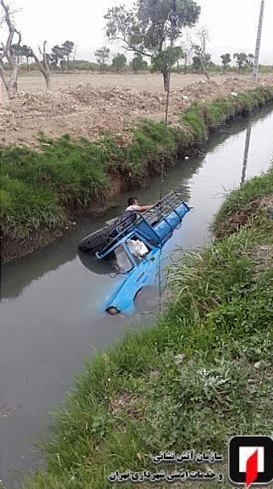 سقوط نیسان وانت به همراه راننده در کانال آب