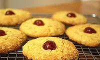طرز تهیه کوکی جو پرک با تزئین گیلاسی