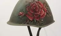 گلدوزی روی کلاه قدیمی سربازان