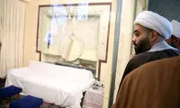  بوسه یک روحانی بر عکس امام(ره) در جماران