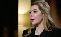 همسر اول صدام و دخترش کنار یک کیک ۸ طبقه