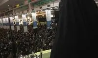 دختر سردار، سلاح به دست در نمازجمعه کرمان