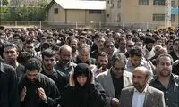 خانم نماینده در صف اول نماز مردان