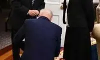 زانو زدن بایدن در مقابل یک مقام اسرائیل