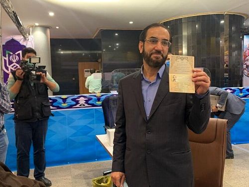 محمد صادقی در انتخابات ثبت‌نام کرد