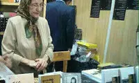 همسر دکتر شریعتی در نمایشگاه کتاب