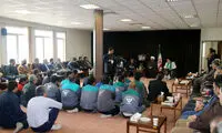 نشاندن کارگران روی زمین در یک دیدار رسمی