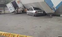 سقوط کانکس از ارتفاع ۴ متری روی ۲ خودرو