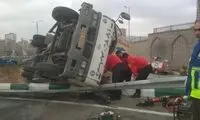 نجات راننده محبوس توسط آتش‌نشانان