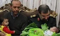 اذان گفتن رضایی در گوش فرزند شهید مدافع حرم