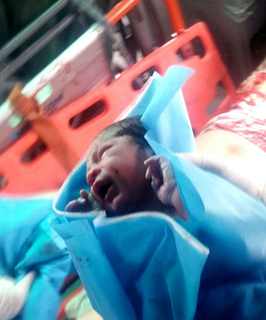 تولد نوزاد داخل بالگرد اورژانس هوایی کرمانشاه