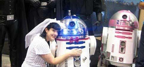 ازدواج عجیب دختری با یک ربات/ عکس