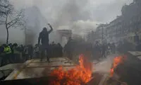 جلیقه‌زرد‌ها، شانزه لیزه را به آتش کشیدند