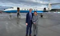 برایان هوک در کنار تبعه آمریکایی که ایران، آزاد کرد