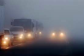 تصادف وحشتناک یک خودرو سواری در جاده‌ای مه‌آلود