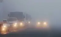 تصادف وحشتناک یک خودرو سواری در جاده‌ای مه‌آلود