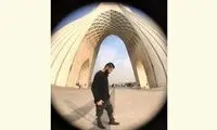 یک اجرای عجیب بداهه روی دیواره برج آزادی