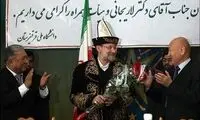 لبخند لاریجانی در یک لباس عجیب/ عکس
