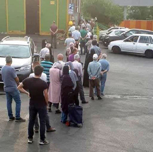 تصویرِ جدید از صف‌کشی مردم برای خرید مرغ