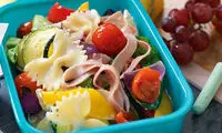 طرز تهیه سالاد پاستا با ژامبون و سبزیجات