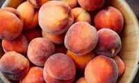 چرا نباید هلو را پوست‌کَنده بخورید؟!