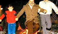 اکبر آقا و شجریان در حال پریدن از آتش
