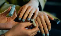 لاک ناخن آبی را احمقانه استفاده نکنید!
