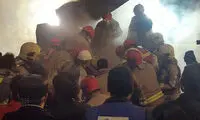 لحظه خارج کردن پیکر آخرین آتش نشان شهید