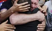 عکس: گریه دیگو سیمئونه در آغوش پدر