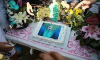 آرزوی فکری هنگام بریدن کیک تولدش