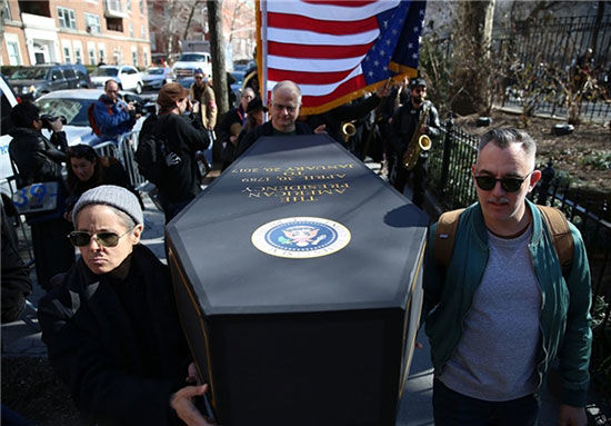 تشییع جنازه نمادین «ریاست جمهوری آمریکا»