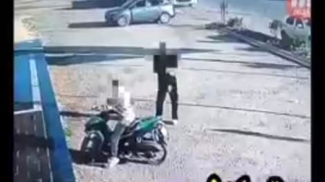 لحظه تصادف عجیب موتورسیکلت سرگردان با یک خودرو