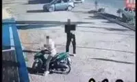 لحظه تصادف عجیب موتورسیکلت سرگردان با یک خودرو